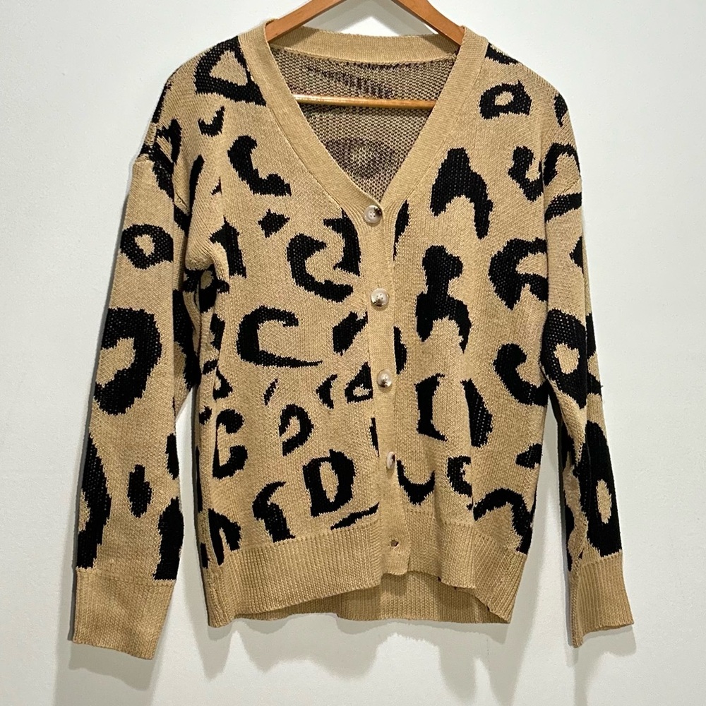 Vestidos - leopard print button up sweater
